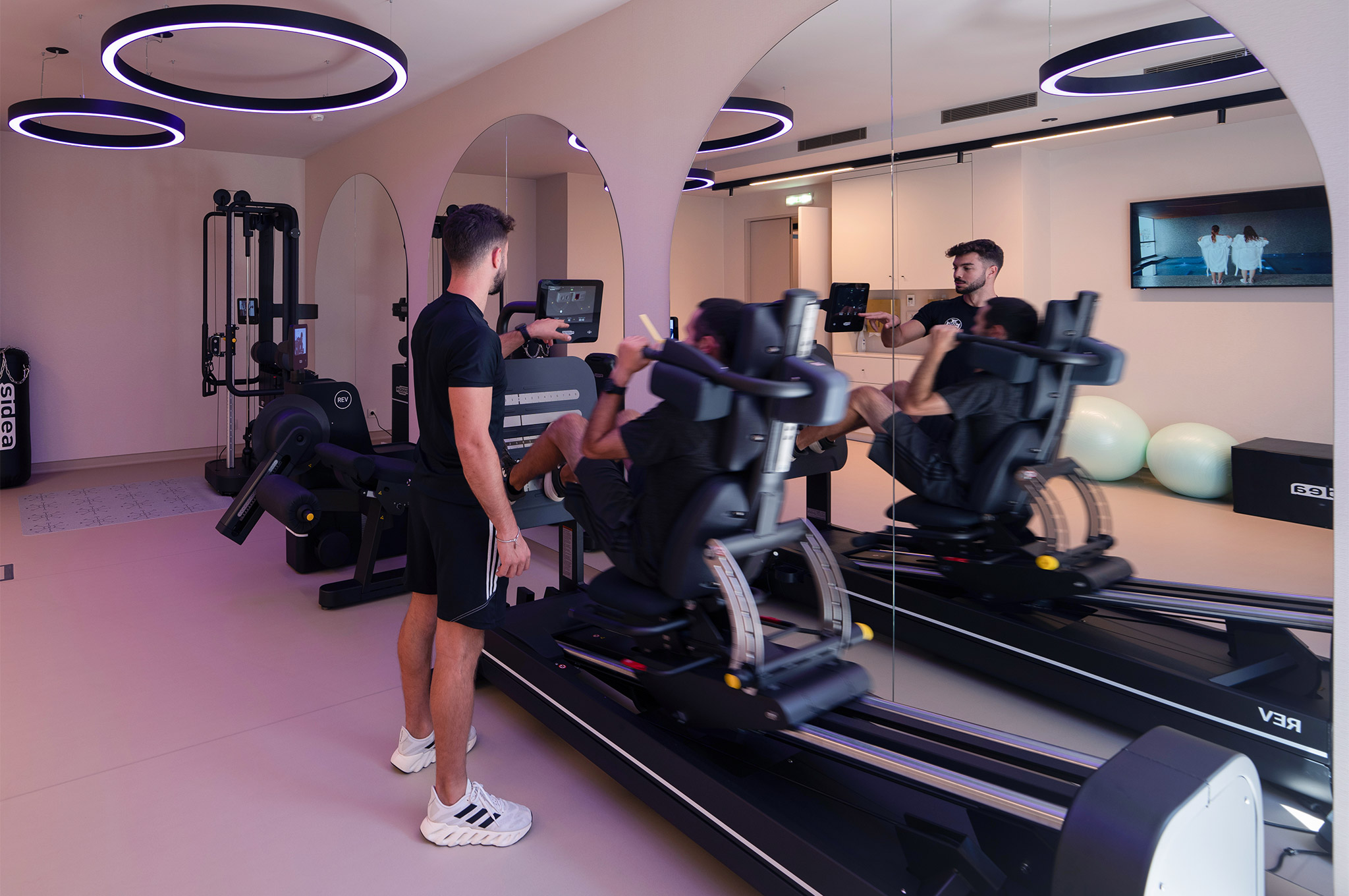 Fotografia da clínica Madrialli: Espaço e Equipamentos do Ginásio