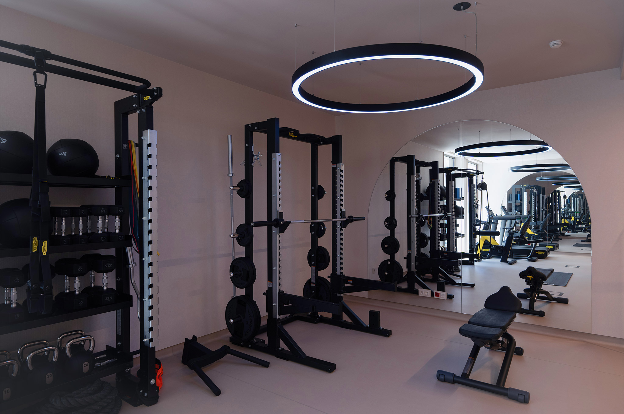 Fotografia da clínica Madrialli: Espaço e Equipamentos do Ginásio